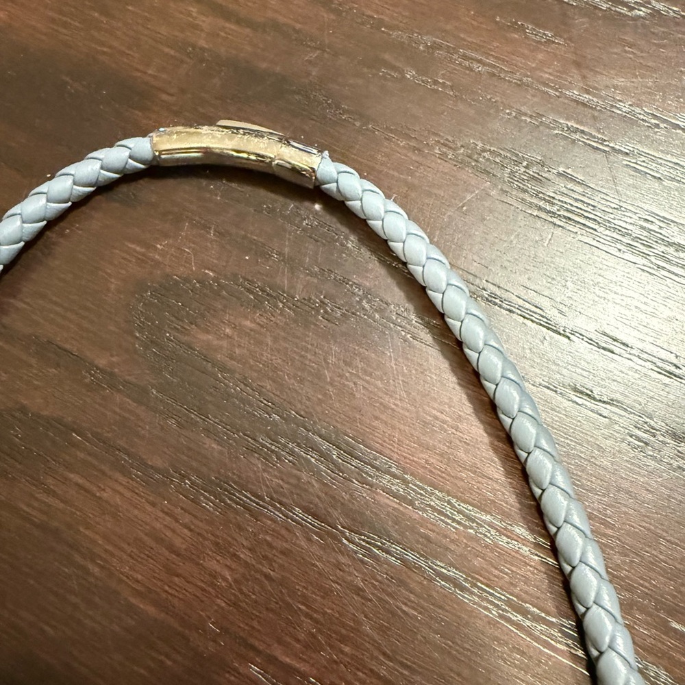 All the Clay Horses - Turquoise and Clay Horseshoe Necklace on leather cord - Picture 3 of 4